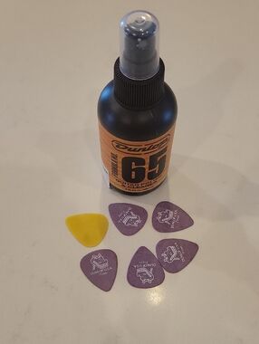 Guitar Dunlop Polish Cleaner And Guitar Picks
